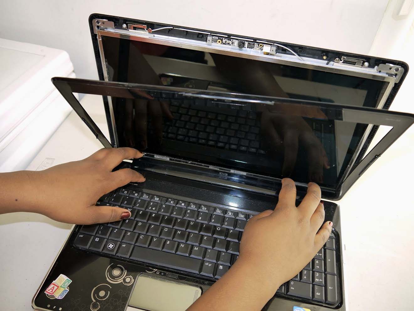 Замена экрана ноутбука HP в Саратове